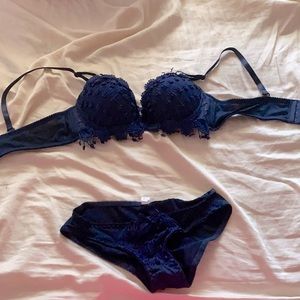 Crochet Trim Underwire Lingerie Set in Large